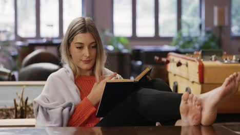 Mujer-Caucásica-Tomando-Café-Y-Leyendo-Un-Libro