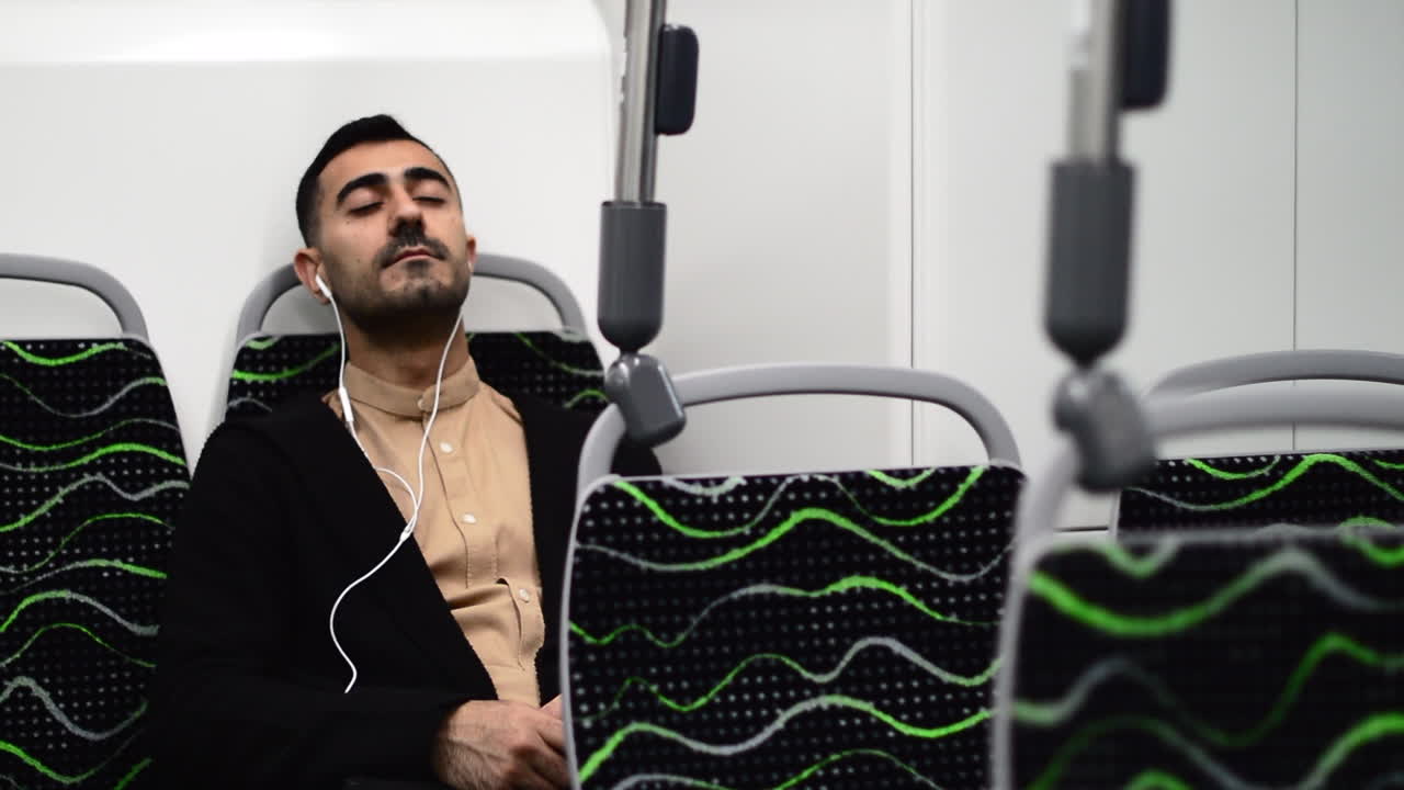 지하철에서 자고 있는 남자