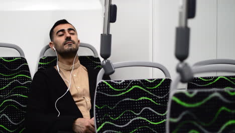 hombre durmiendo en el metro.