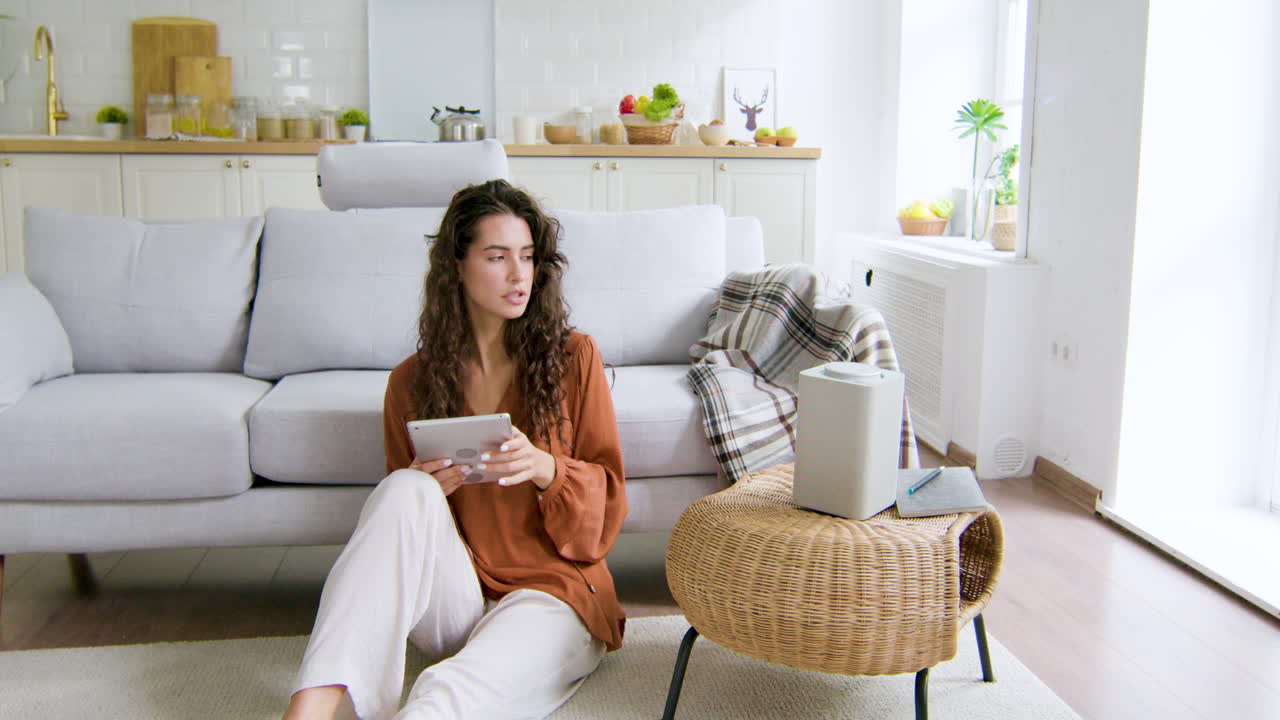 거실에 있는 여자