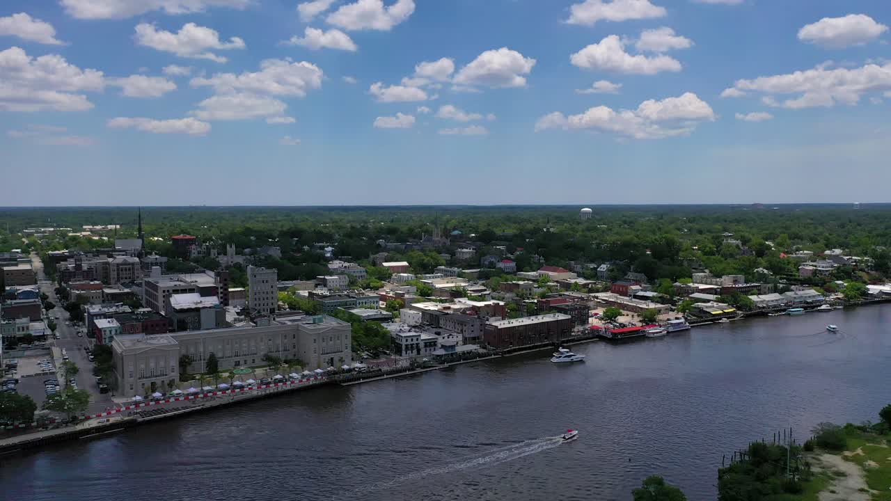 노스캐롤라이나 주 윌밍턴을 향해 케이프 공포 강을 웅웅거리며