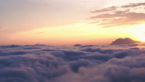 Vista-Panorámica-Del-Amanecer-Sobre-La-Montaña-En-Manugkot,-Nepal