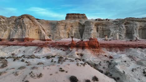 Toadstool-Hoodoos-Formaciones-Rocosas-De-Arenisca-En-Utah,-EE.UU.---Toma-Aérea-De-Un-Drone