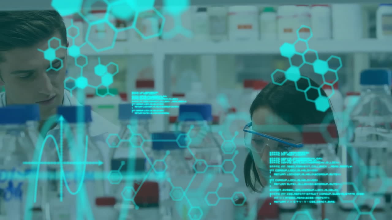 animación de procesamiento de datos y fórmula química sobre científicos caucásicos en el laboratorio