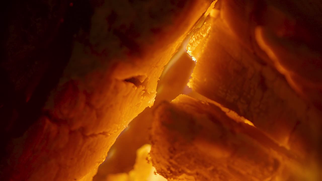 quemando leña en la chimenea. tiro macro