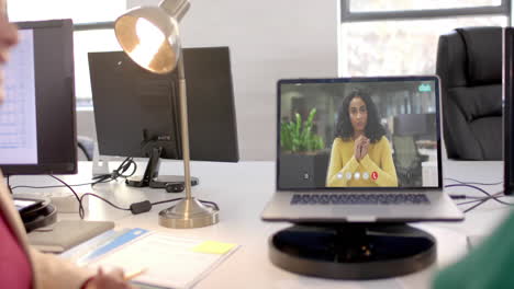 mujer de negocios afroamericana en una videollamada en la pantalla de una computadora portátil