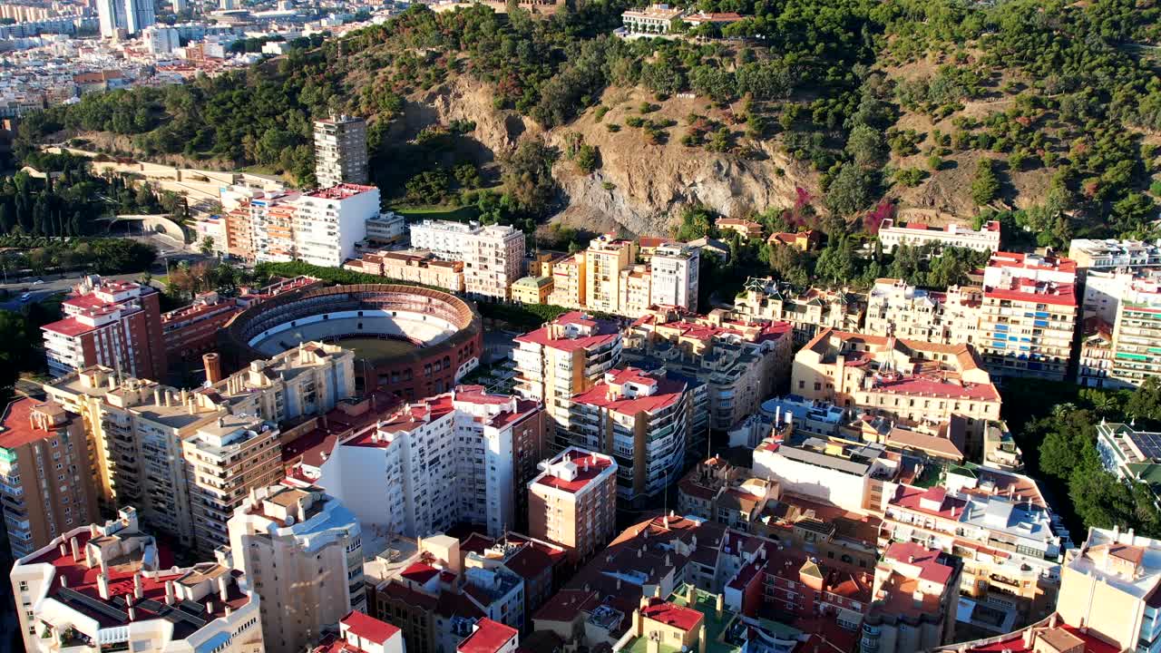 말라가인 스페인은 낮에 큰 산악 언덕  ⁇ 에 있습니다.