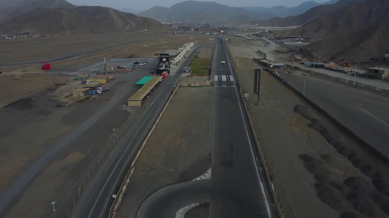 산으로 둘러싸인 경마장