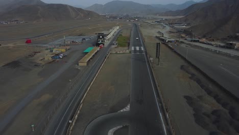 hipódromo rodeado de montañas