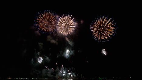 las luces de colores que llenan los cielos oscuros de un popular destino turístico para un festival de pirotecnia