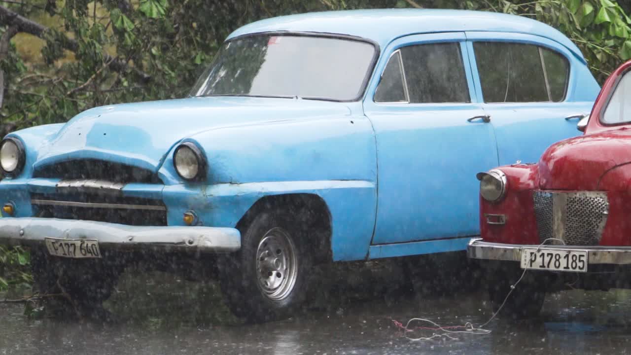 비가 오는 동안 빈티지 자동차