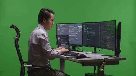 programador trabajando en código en múltiples monitores