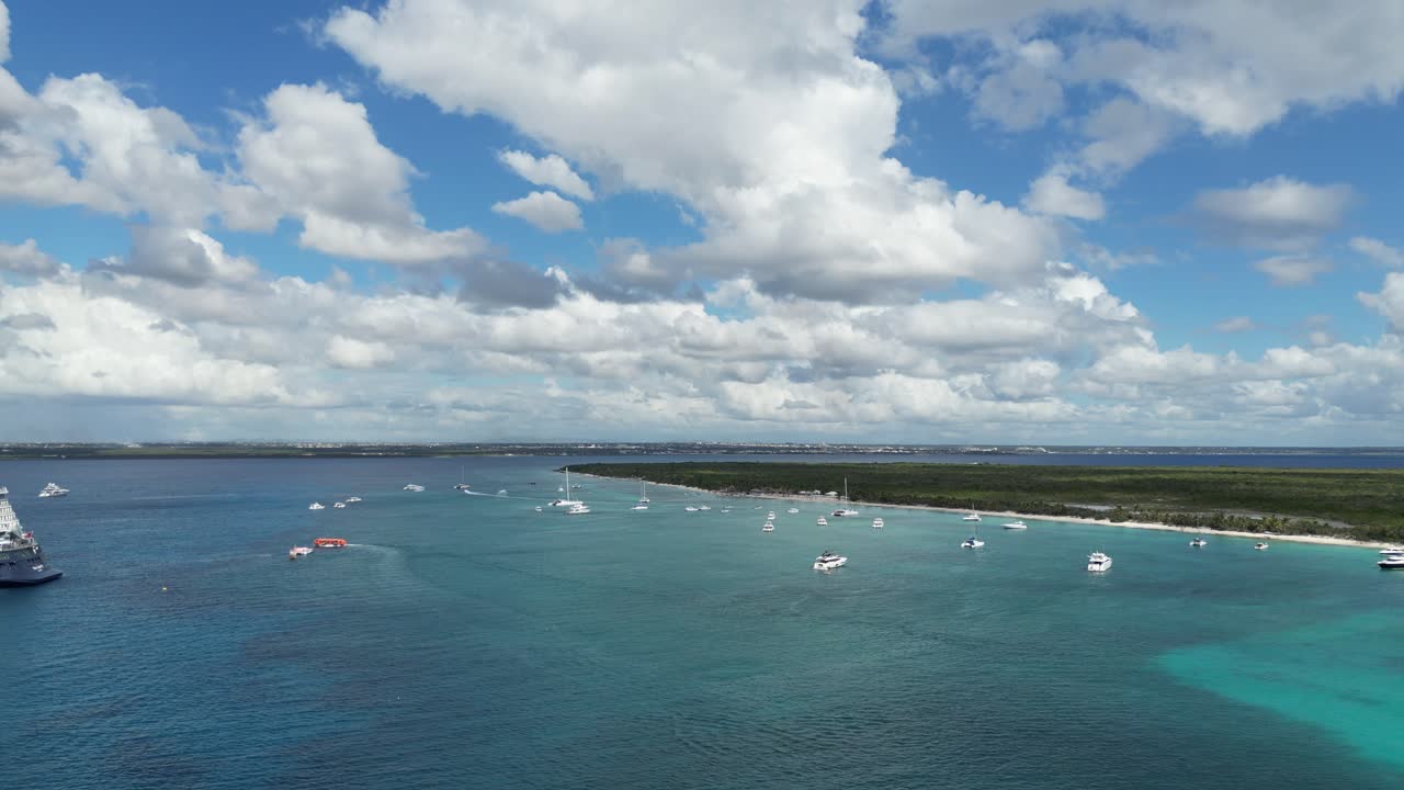 vista de avión no tripulado de la isla de catalina con cruceros y barcos en un día soleado