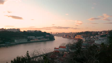 Drohne-Zeigt-Den-Fluss-Douro-In-Porto-Portugal-4k