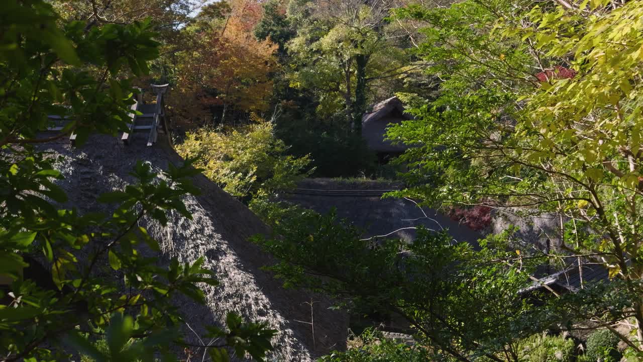 deslizador de movimiento lento sobre casas de techo de paja con colores de otoño