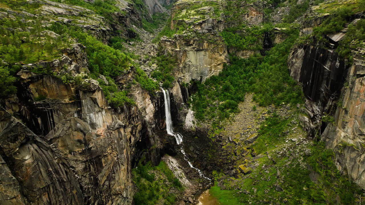 cascadas del cañón de hellmojuvet acantilados rocosos empinados en el norte de noruega