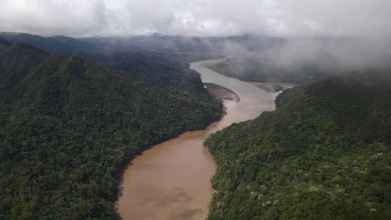 Bolivya Rio Alto Beni'nin Rurrenabaque Yakınlarındaki Yağmur Ormanlarının İçinden Geçerek Bulutlara Doğru Alçalan Havadan Görüntüsü