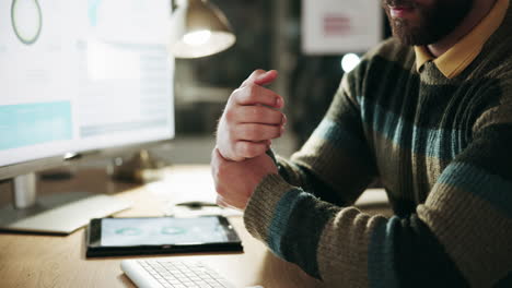hombre trabajando en su escritorio, parecía cansado y estresado