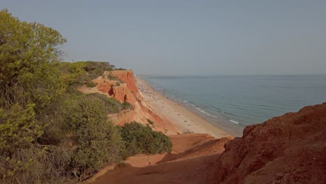 Distintivos-Acantilados-De-Color-Naranja-En-La-Playa-Tropical-Praia-Da-Falésia-En-Algarve,-Cerca-De-Albufeira,-Portugal