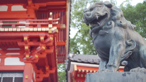 estatua de león de piedra panorámica a un hermoso santuario alto temprano en la mañana en kyoto, japón iluminación suave