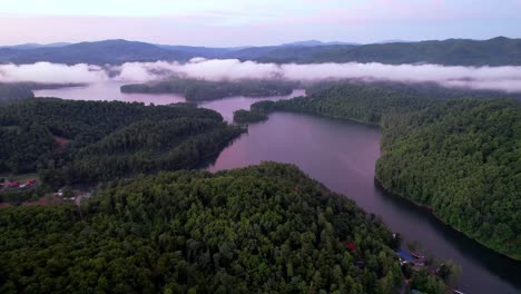 Alta-Antena-Sobre-El-Lago-Watauga-En-El-Este-De-Tennessee,-Un-Embalse-De-Tva,-Autoridad-Del-Valle-De-Tennessee