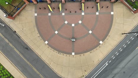 la universidad de michigan grabada en una acera fuera del estadio de michigan