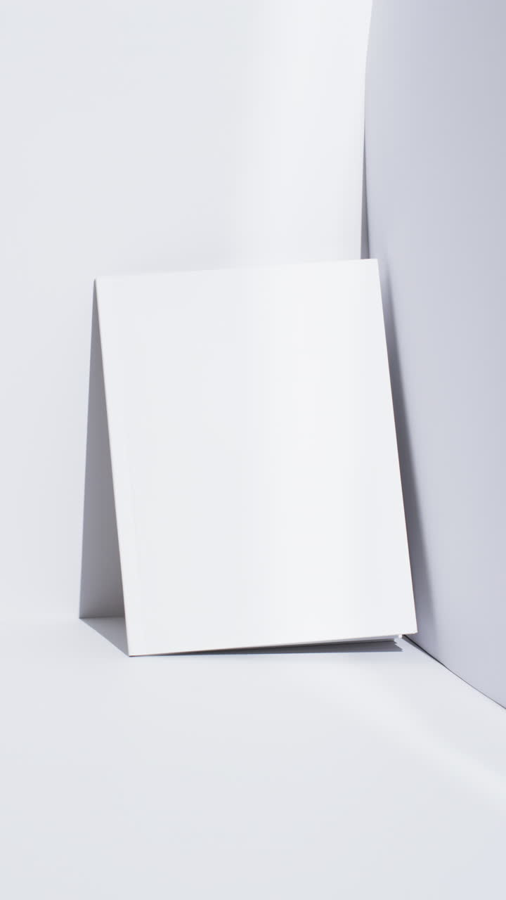Video verticale di un libro con pagine bianche vuote e spazio per il testo su sfondo bianco