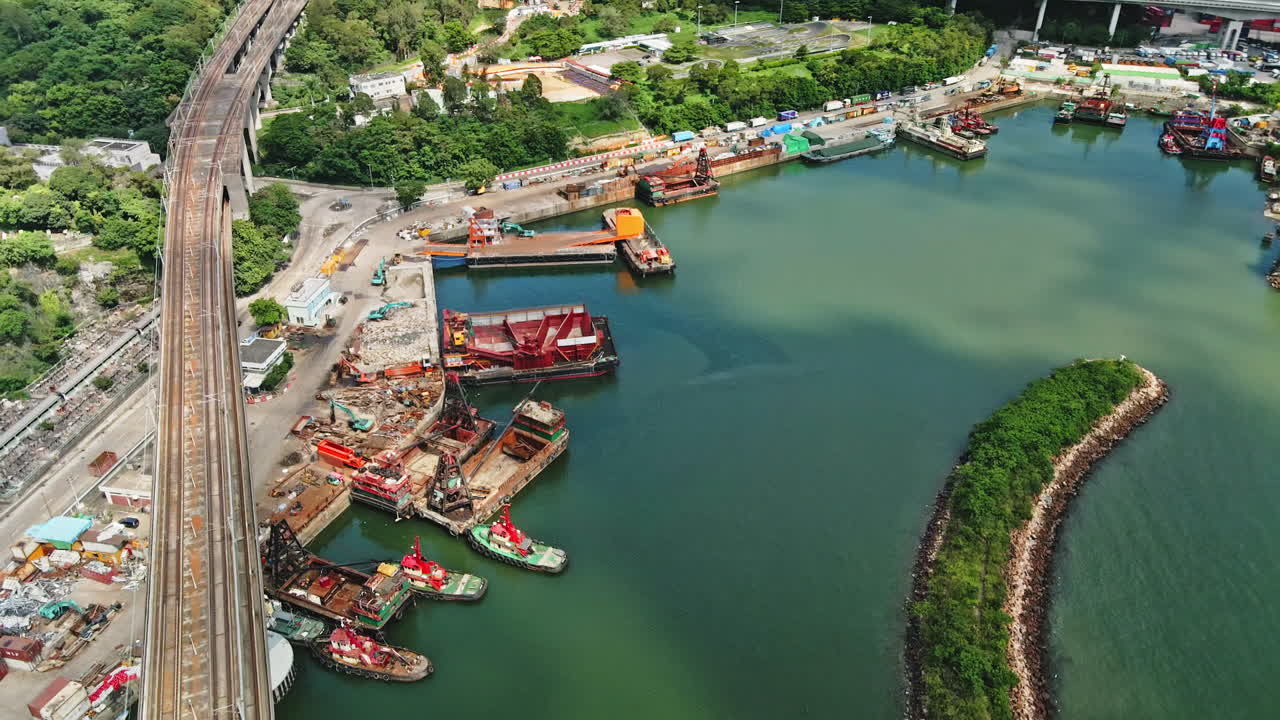 취엔완 항구에 정박된 산업 지역과 모래 보트, 드론 뷰