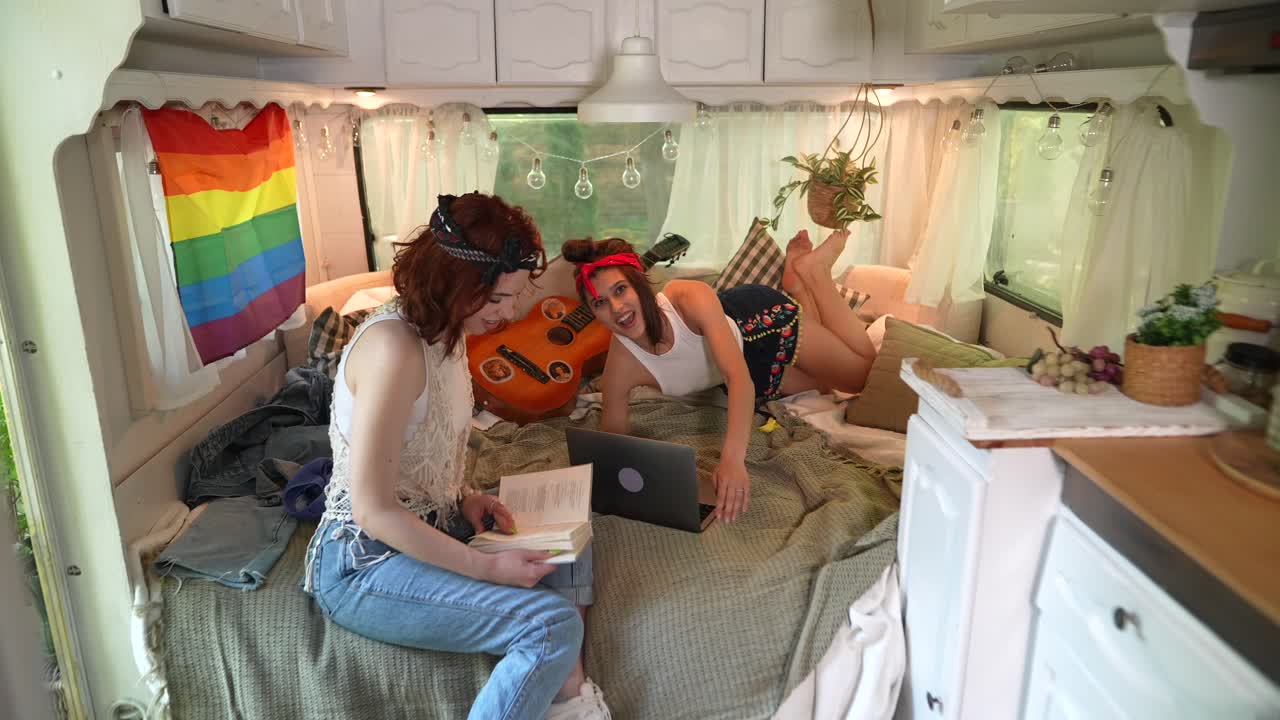 dos mujeres relajándose en una furgoneta