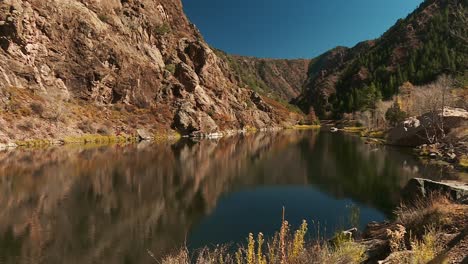 Serene-Nature-With-Calm-Lake-In-Black-Canyon-Of-The-Gunnison-National-Park-In-Western-Colorado,-USA