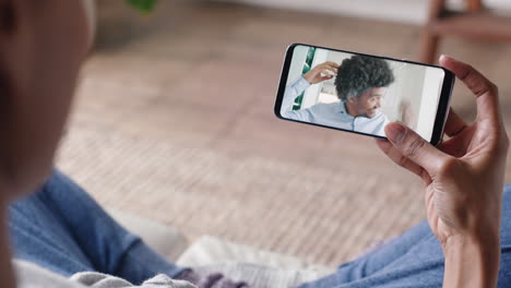 mujer joven teniendo video chat usando smartphone en casa hablando con su novio mostrando su peinado compartiendo estilo de vida disfrutando de una relación a larga distancia