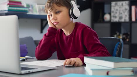 Video-Portátil-De-Un-Niño-Aburrido-Mientras-Estudia-En-Casa