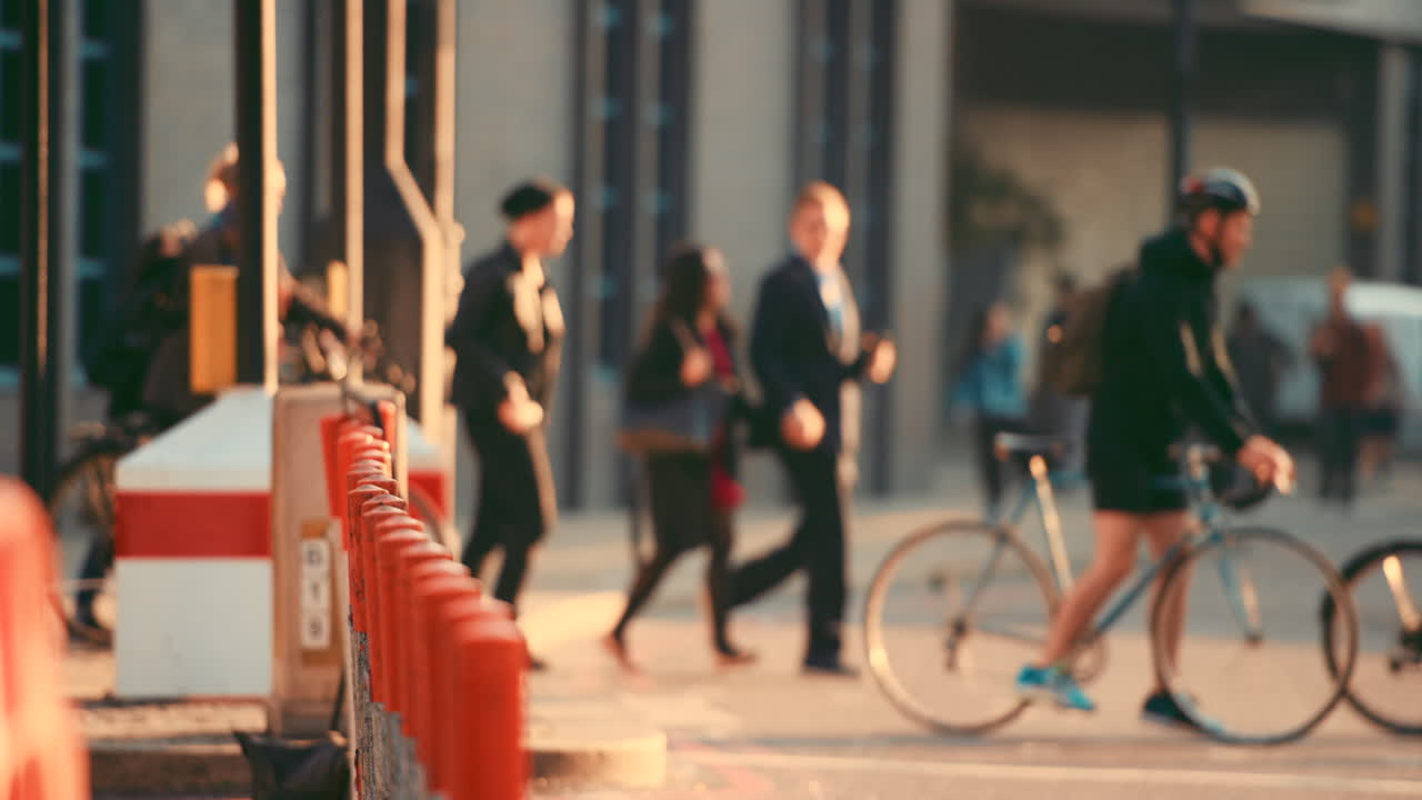 여러 사람이  ⁇ 고, 자전거를 타고