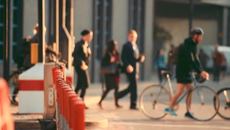 Mehrere-Personen,-Zu-Fuß,-Mit-Dem-Fahrrad