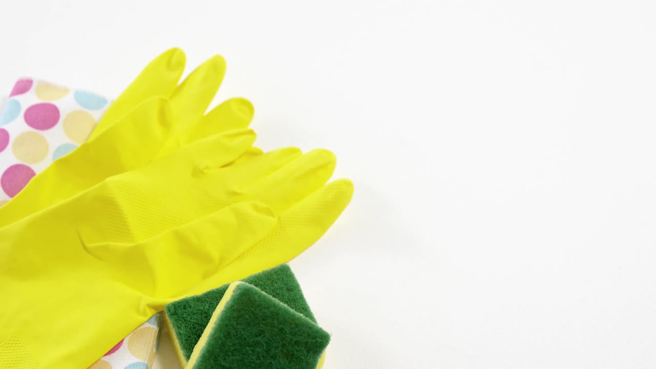 esponja de limpieza, paño y guantes