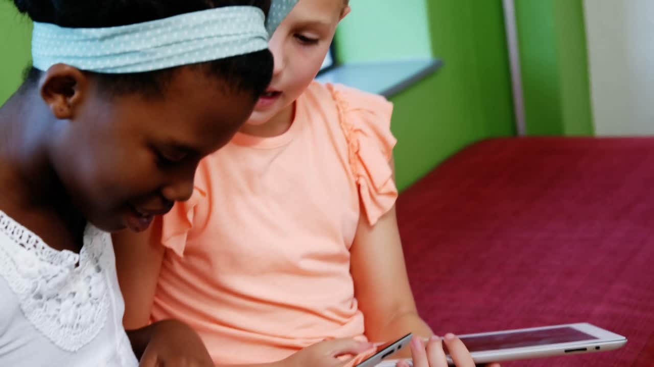 escolares que usan tabletas digitales