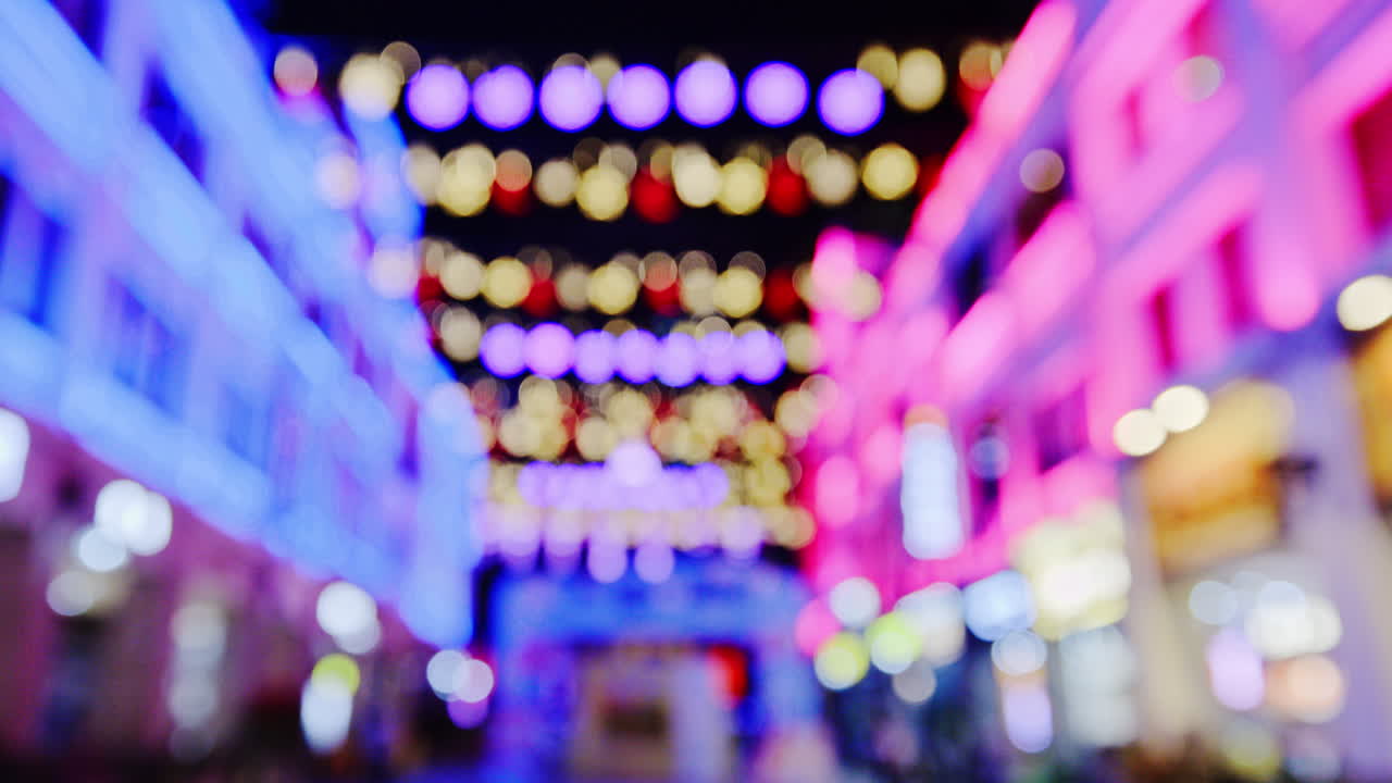 夜の街路で変化するカラフルなボケライト