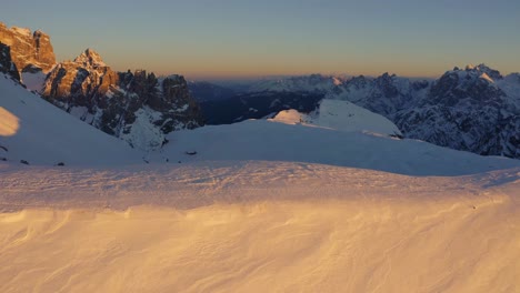 Sicht-Aus-Der-Ersten-Person-Auf-Croda-Dei-Toni-Und-Cima-D&#39;Auronzo-In-Der-Abenddämmerung,-Sextner-Dolomiten