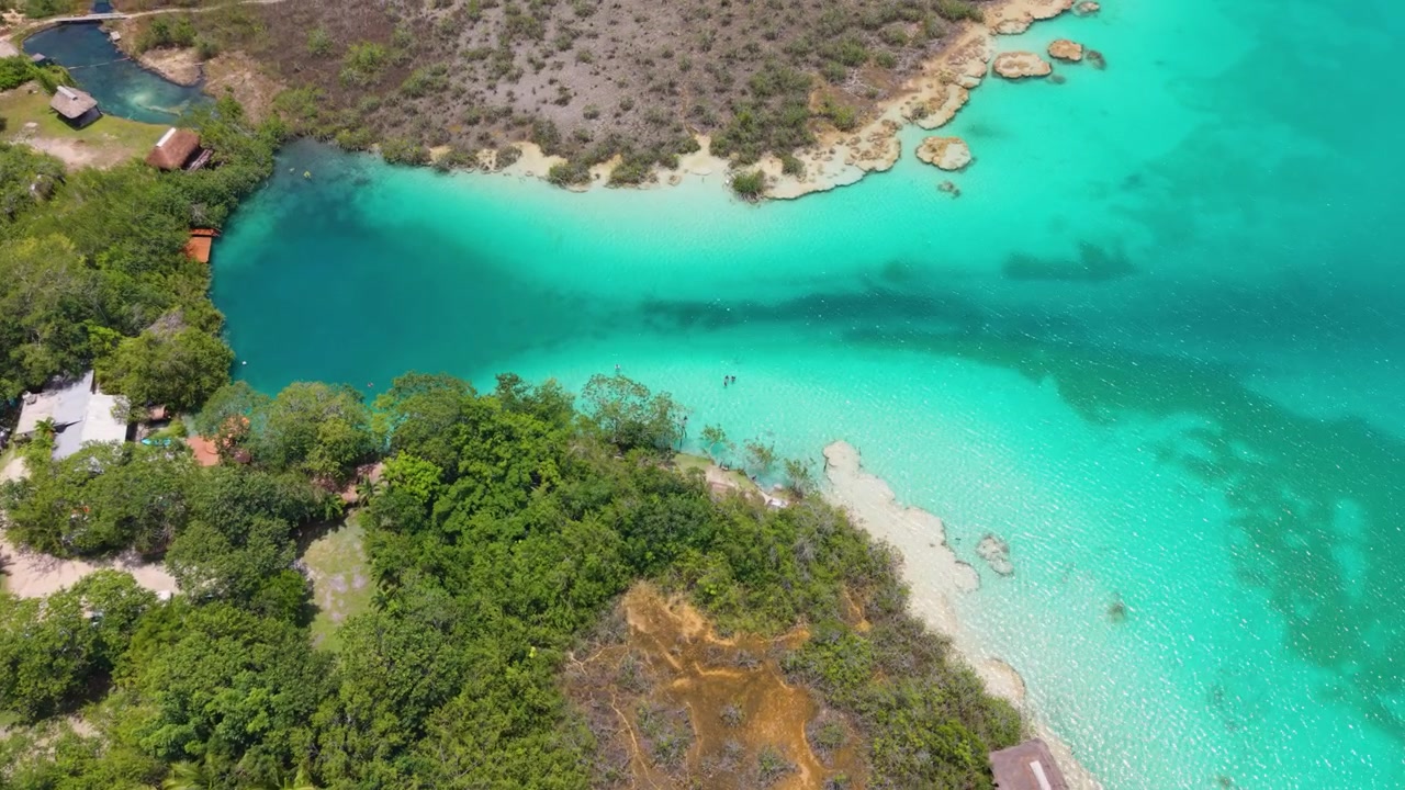 Ripresa panoramica con drone della Laguna Bonanza, Messico