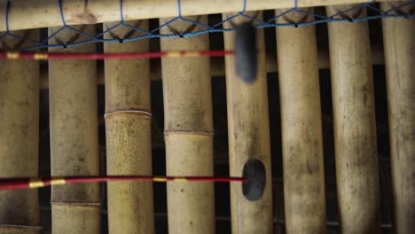 toma manual en cámara lenta de alguien tocando un xilófono indonesio
