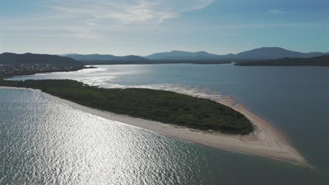 Aerial-image-rotating-around-Pontal-beach-and-Daniela-beach,-in-Florianopolis