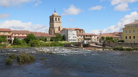 Kirche-Im-Zentrum-Der-Stadt,-An-Einem-Sommertag-Vom-Mächtigen-Fluss-Aus-Gesehen