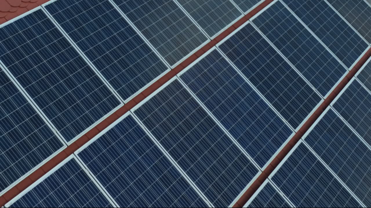 Primo piano di pannelli fotovoltaici montati sul tetto di una casa