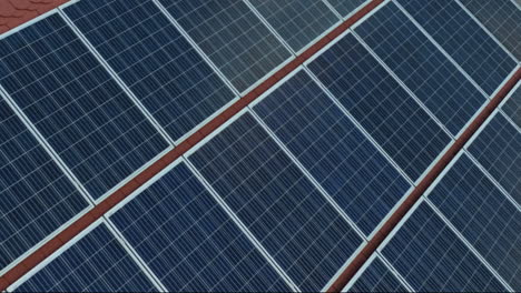 primer plano de los paneles solares montados en el techo de la casa