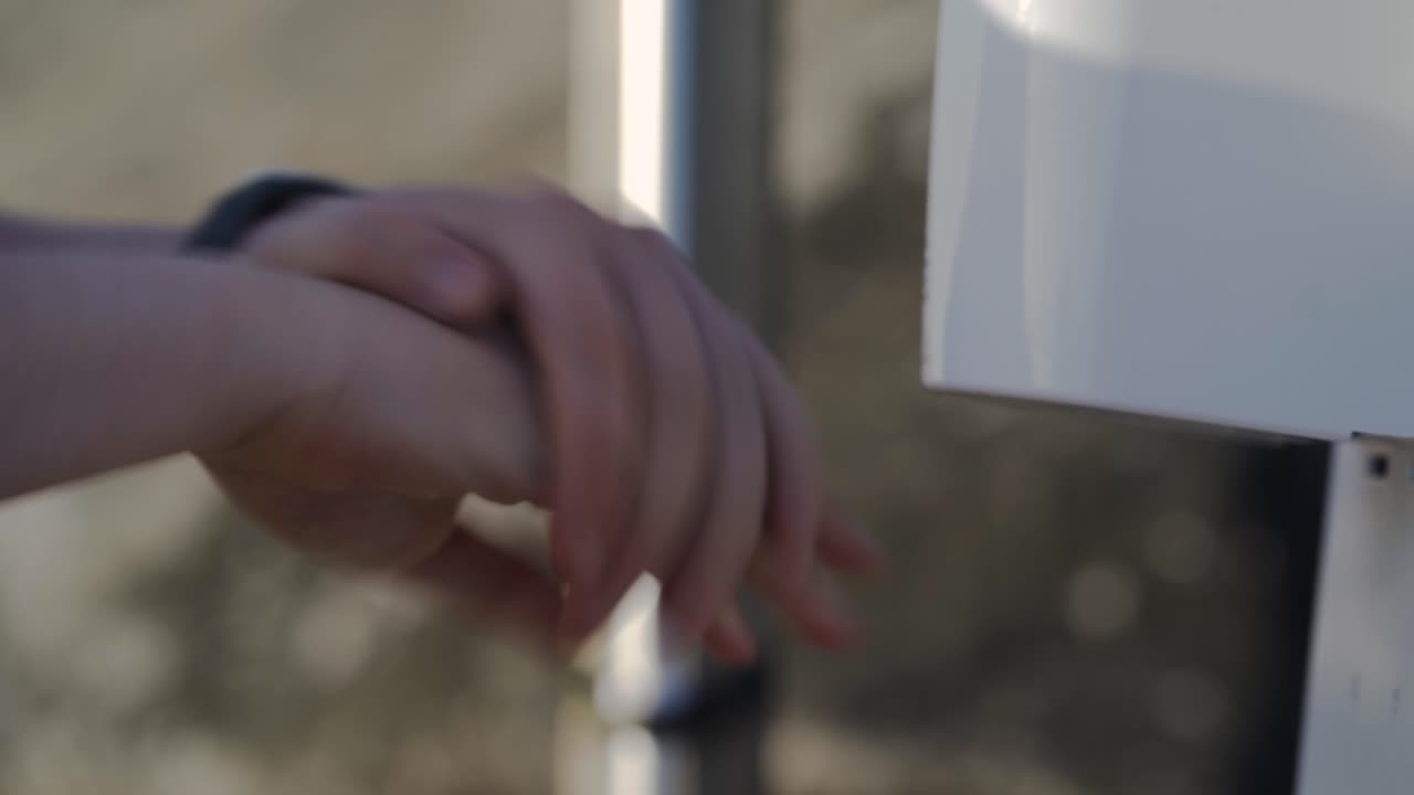 covid-19 전염병 동안 손 소독제로 손을 청소하는 사람