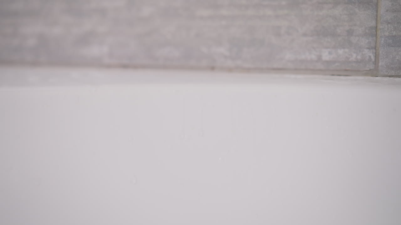 a mão feminina remove os pêlos perdidos após o banho. a mão recolhe os pêlos escuros após a lavagem com produtos cosméticos especiais de cuidados em câmara lenta