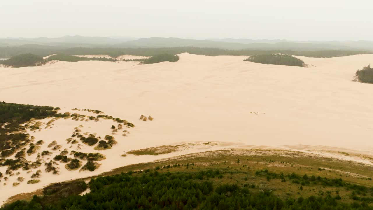 tomada de un avión no tripulado de las dunas de arena en florencia, oregon, cerca de jessie m.