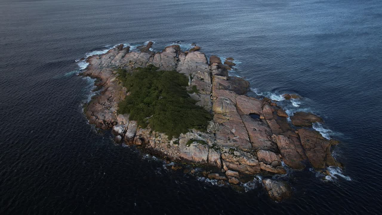 Reserva natural de Paddys Island: isla de granito deshabitada en el mar de Tasmania, Tasmania, Australia. - Toma aérea