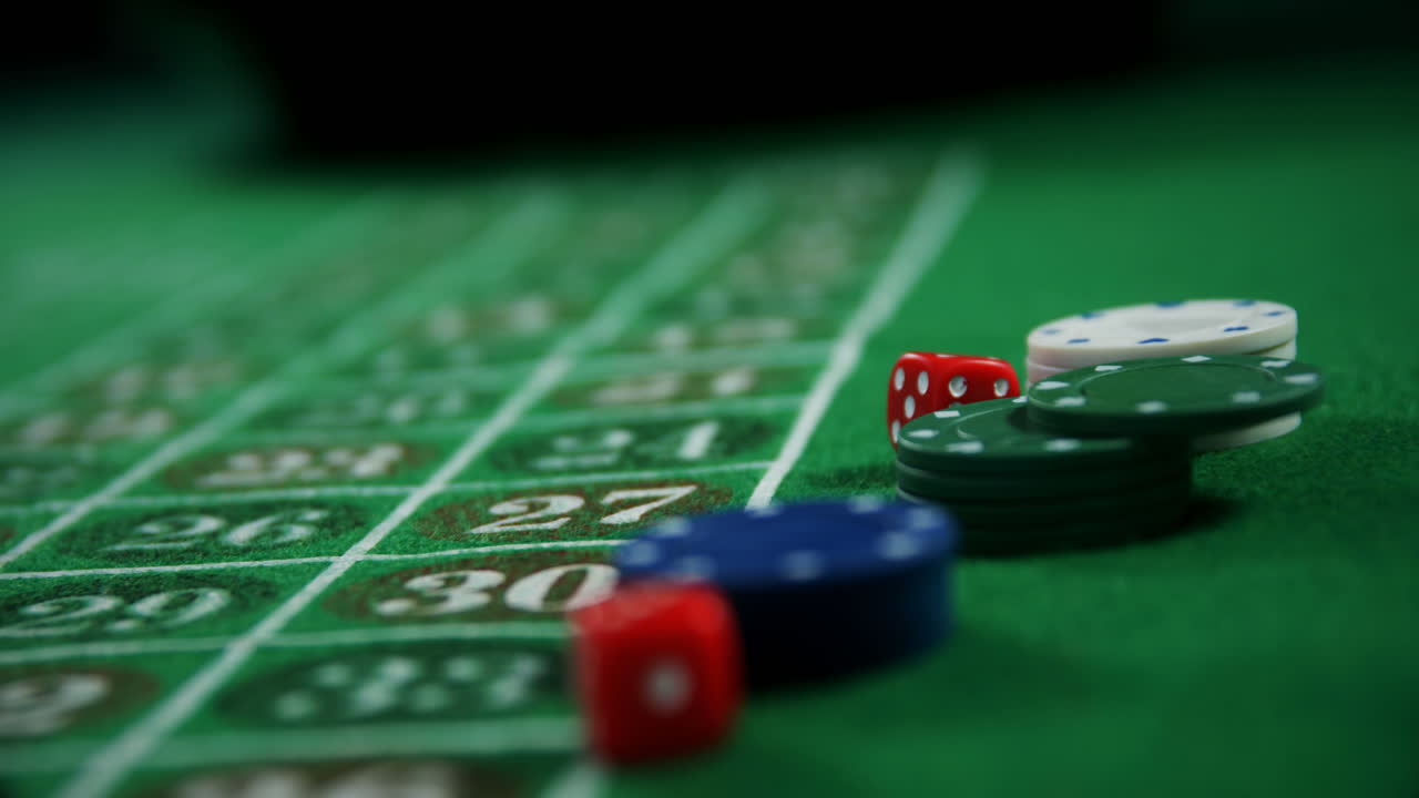 fichas de casino y dados en la ruleta en el casino 4k