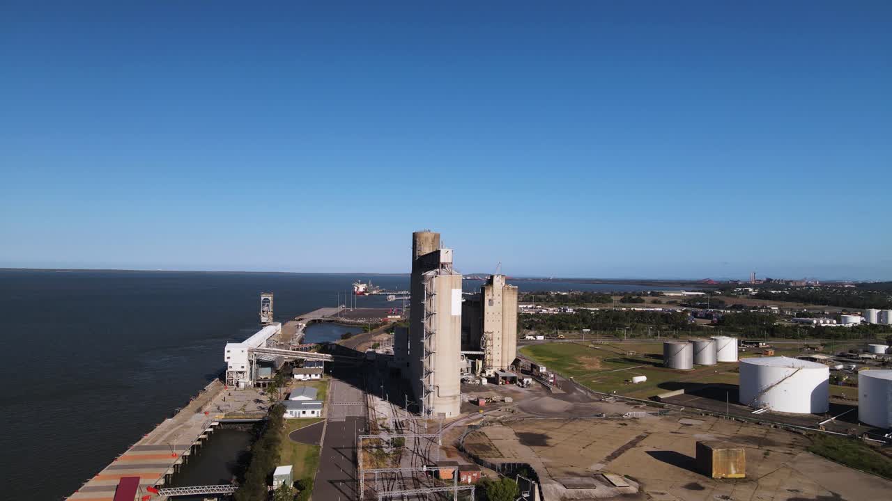 Ruverende betongsiloer og industrilandskap lokalisert ved havnen i Gladstone, Queensland, Australia.